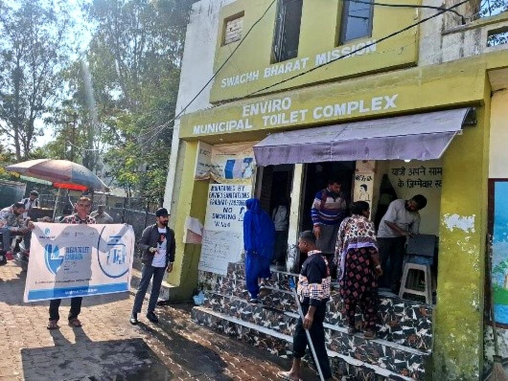 Hands-On Pledge:Council and Citizens Unite for World Toilet Day Hygiene